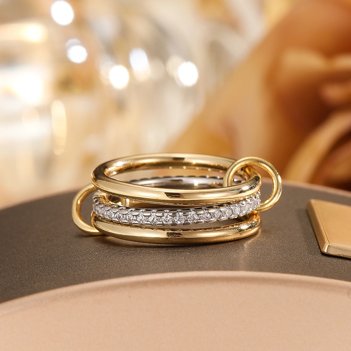 Ein zweifarbiger Nischen-Kupfer-Schmuckring mit vier Ringen, hypoallergen, Ins-Stil, stapelbares Artefakt, geeignet für junge Frauen