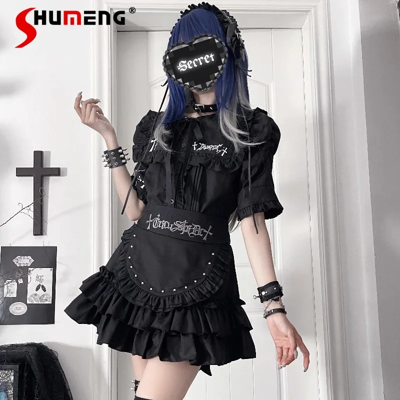 

Комплект в японском стиле Лолита: рубашка с оригинальным принтом и вышивкой, облегающая, с коротким рукавом, имитация фартука, и короткая юбка с завышенной талией.