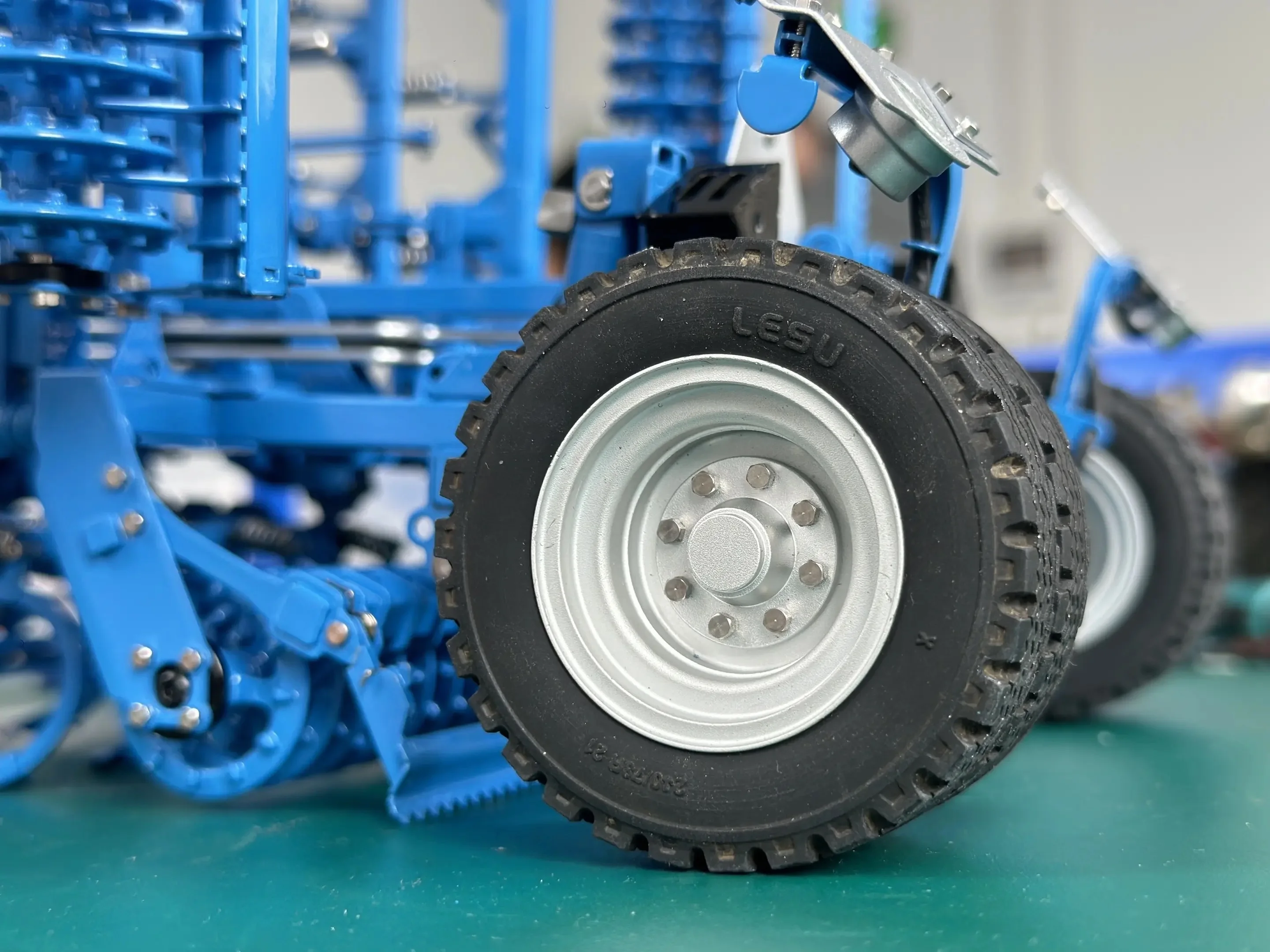 

Новый RTR 1/14 LESU Металлический гидравлический радиоуправляемый трактор Farmet Kompaktomat K500 Поворочная машина Управление грузовиком Автомобили Игрушки Хобби Мальчики