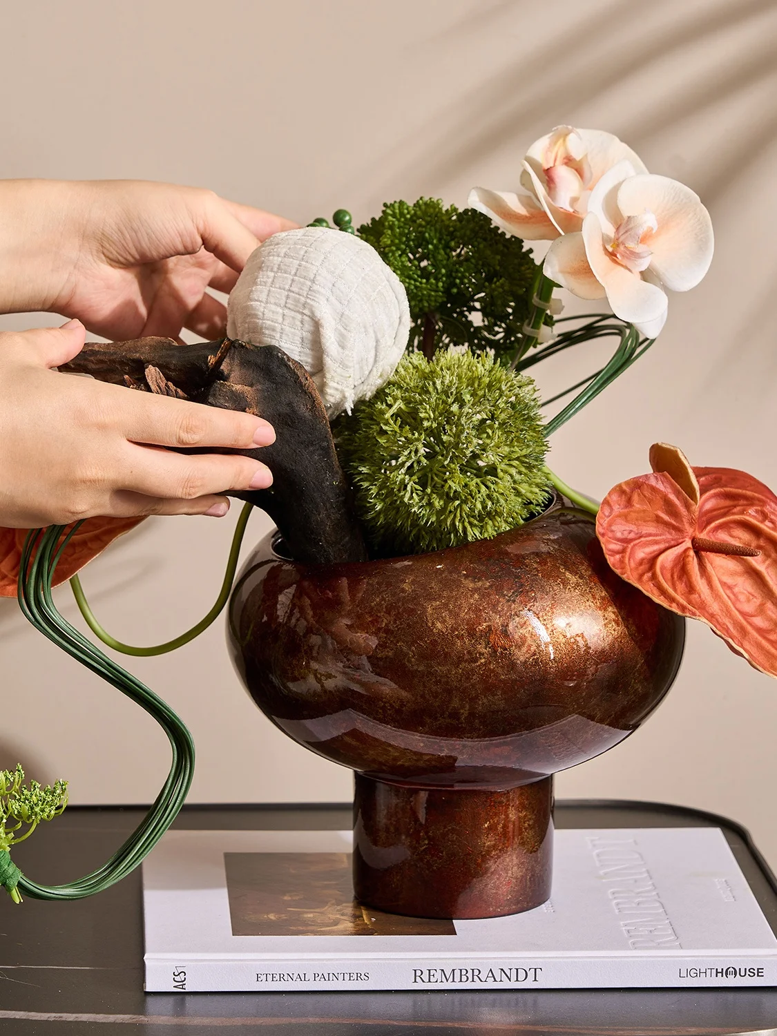 

Современная роскошная ваза для цветов из смолы с волнообразным узором и золотым покрытием для гостиной, отеля, кофейни, домашнего декора, геометрический стиль