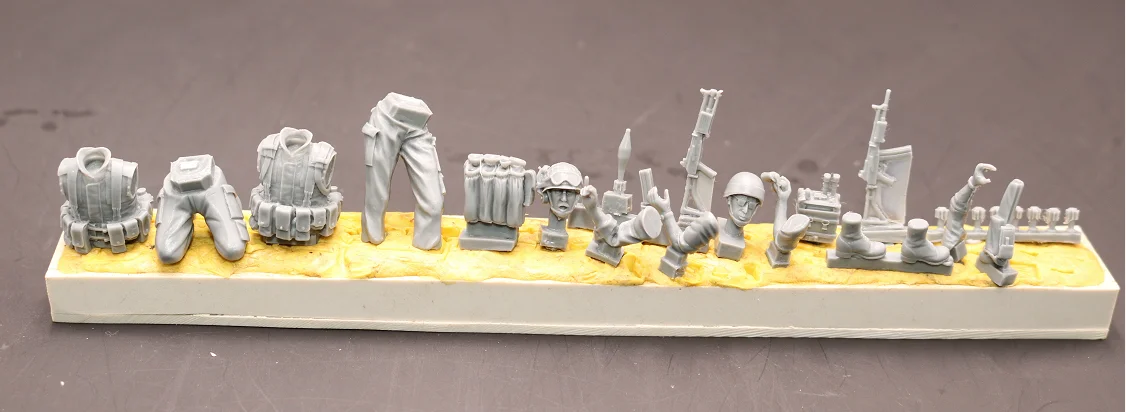 1/35 Scale Die-cast Resin   Team 2 Soldiers Need To Be Colored By Hand