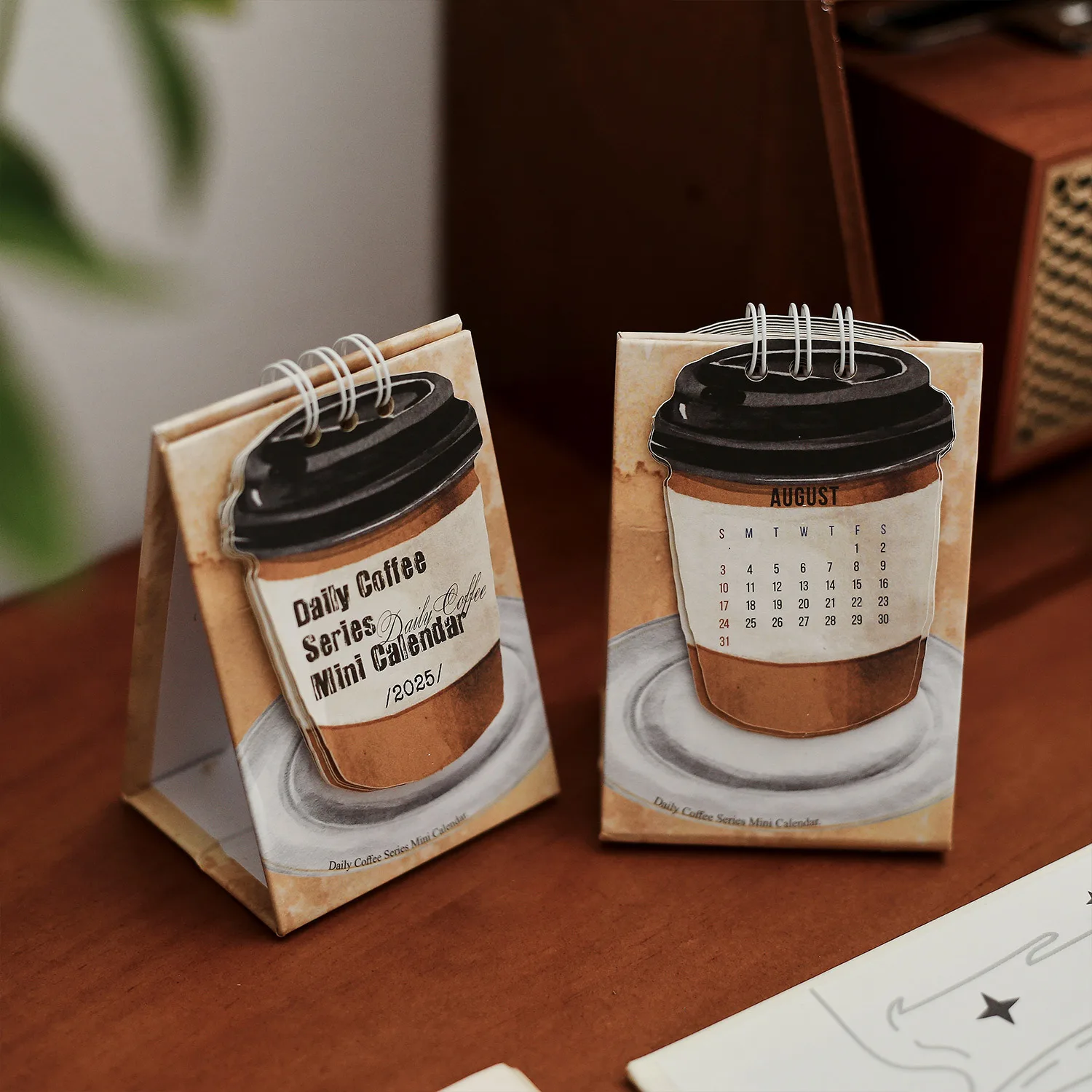 Täglicher Kaffee, Mini-Kaffee, kleiner Tischkalender, 2025, neuer amerikanischer Retro-Spaßkalender, kreative kleine Verzierung, Heimdekoration, Büro
