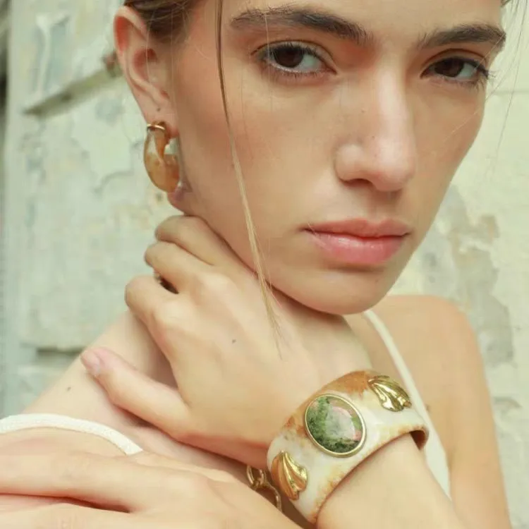 Wide Shell Flower Green Stone Resin High-End Open Bangle for Women.