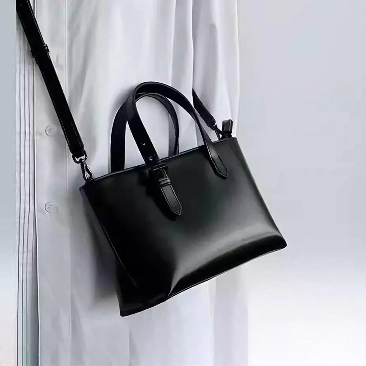 

Classic Black Small Handbags for Women French Texture Soft PU Single Shoulder Crossbody Bags Autumn New Versatile Tote Bag