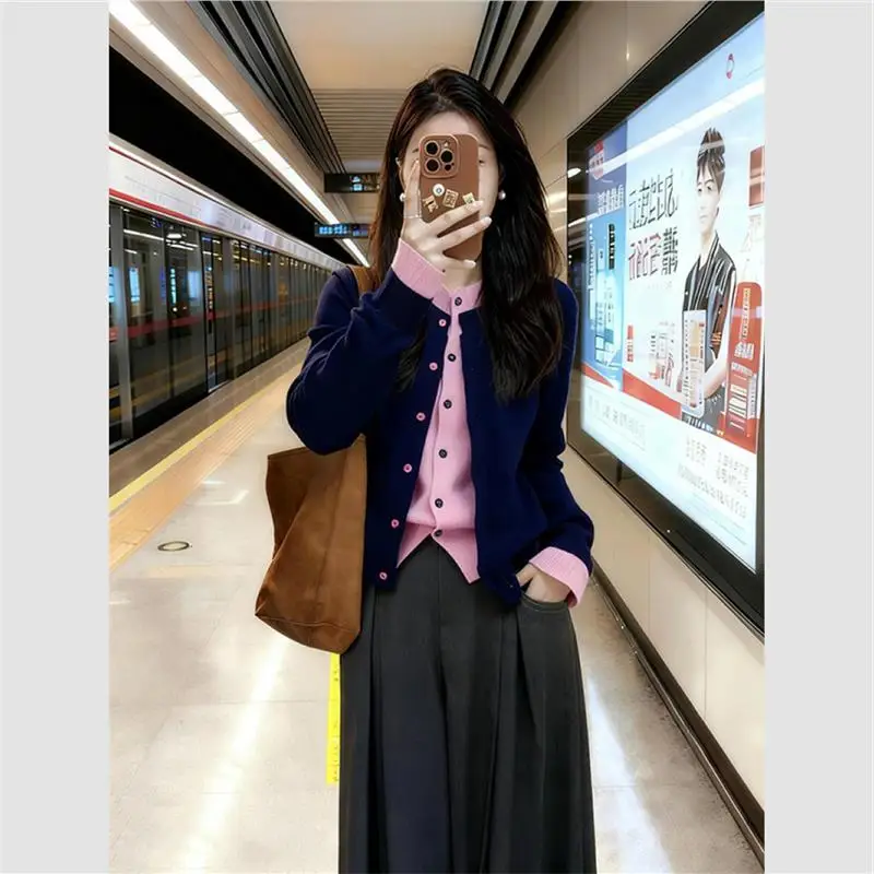 

Кардиган-обманка с уникальным цветовым блоком в стиле Dopamine Design: красивый контрастный осенний новый стиль для женщин