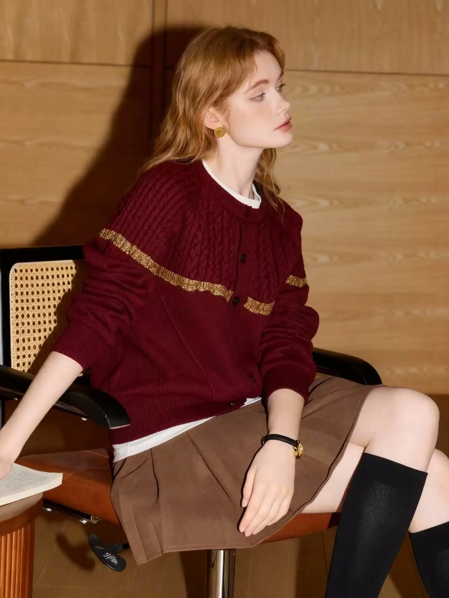 柔らかく快適なカマーレニットセーター レディース ロングスリーブ ファッショナブルで多用途なシングルボタンデザイン 冬用 ユーロスタイル