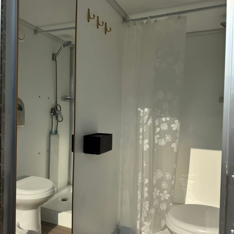 Remolque de Baño para Exteriores de 8 Compartimentos, Paneles de Pared Aislantes Resistentes a la Intemperie, Venta Directa de Fábrica, Material Premium, Suministro de Fábrica