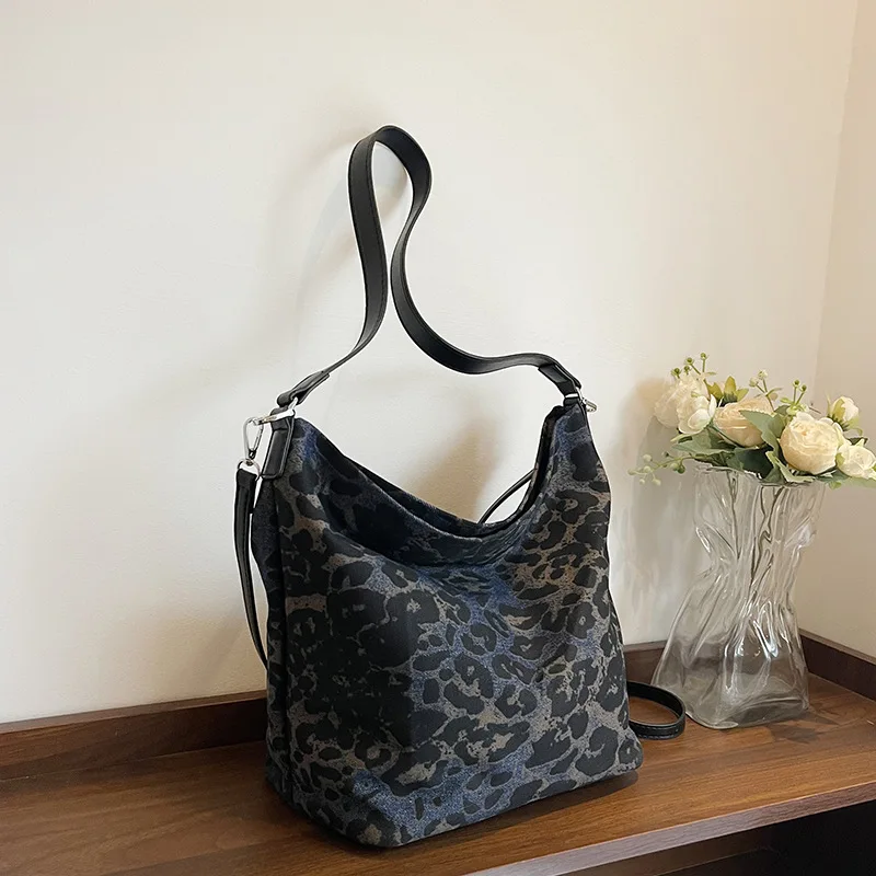 

Korean Style Bucket Bag 2025 Fall New Leopard Print Crossbody Bag for Women Large Capacity Shoulder Bag Cute Casual Commuter