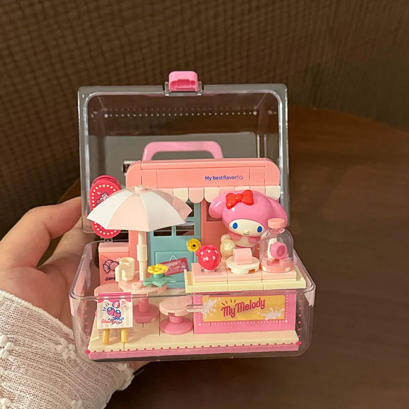Sanrio Fruit-Flavored Store Manager Building Blocks Transparent Suitcase Assembly House Hello Kitty My Melody Kuromi Best Friend Girl Birthday Gift Desktop Decoration Comes with Storage Box, Once Assembled Can Be Used as a Display Box