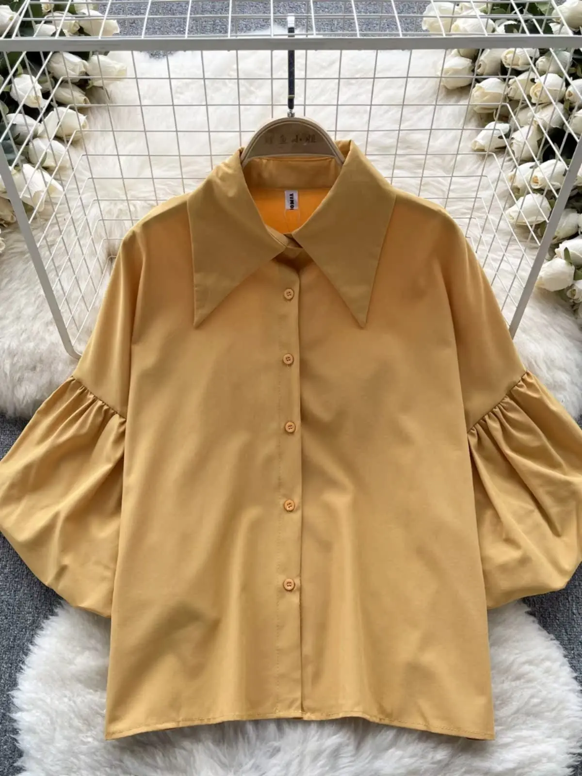 قميص أنيق بأكمام فقاعية للنساء، تصميم فضفاض يُنحف الجسم، إحساس خفيف وفائق الأناقة، قمة الأناقة على الطراز الكوري للعمل