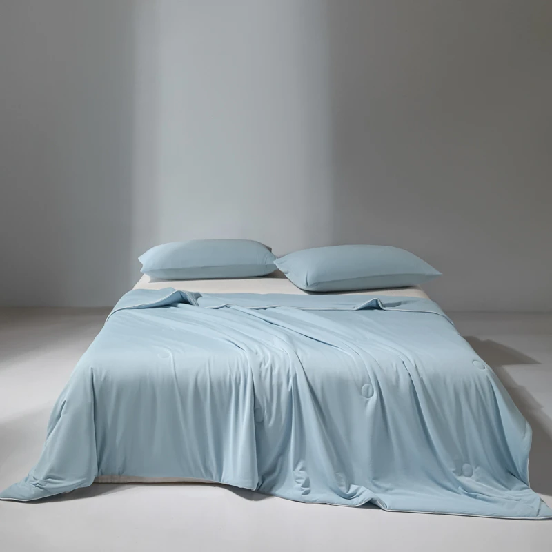 Cooling Summer Quilt, Cooling Blanket for Hot Sleepers and Night Sweats, Soft Touch Fabric Absorbs Body Heat Twin Queen Size
