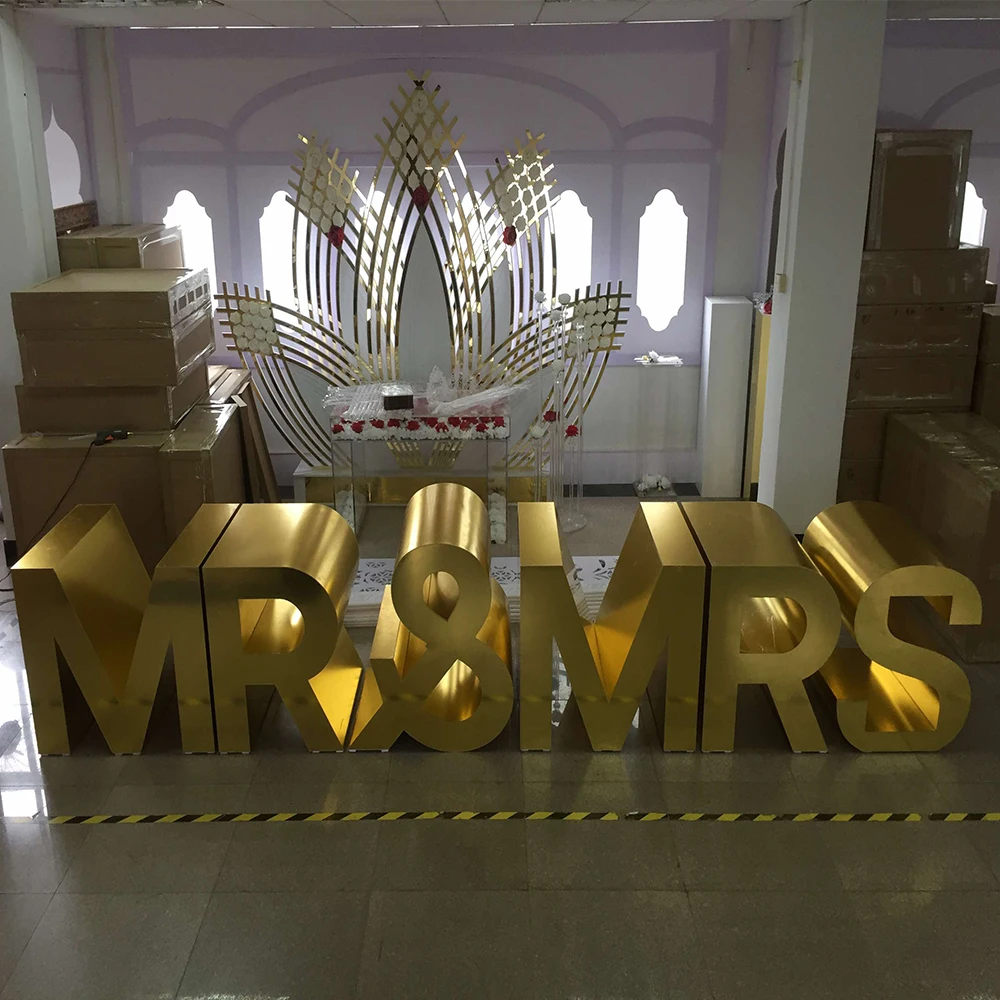 

Wedding MR&MRS letter design gold mirrored axrylic love table for events