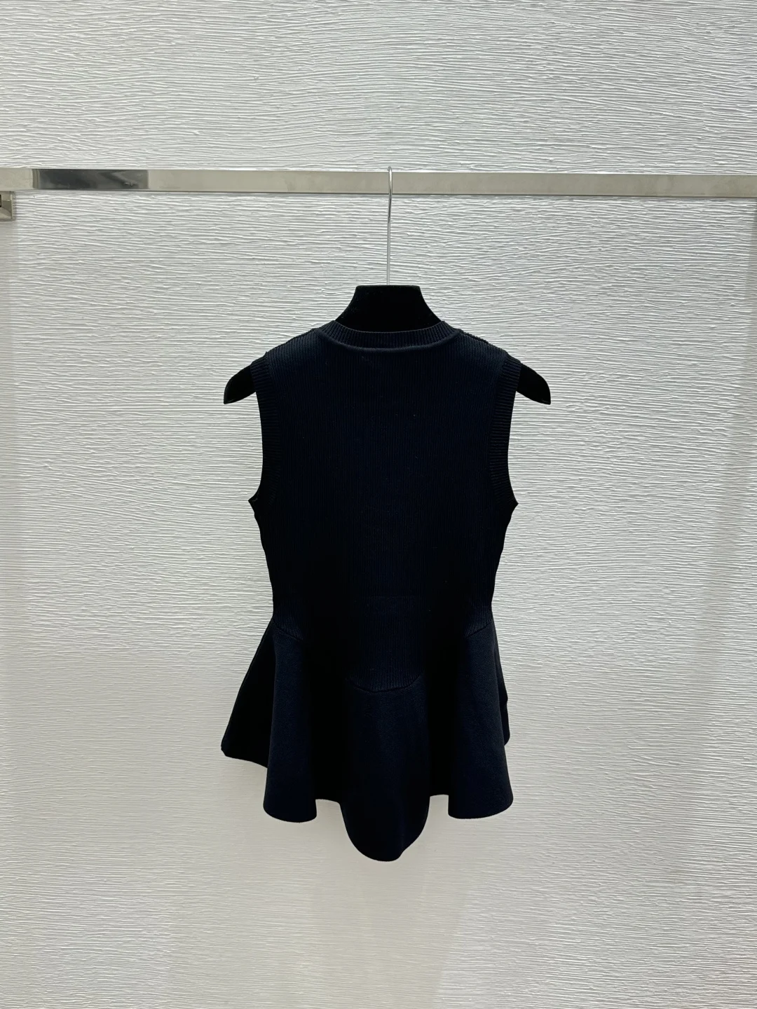 Women's Sleeveless Black Linen-Blend Knit Mini Dress – Fitted Waist, Slimming Fit, and Ruffled Hem (Summer Style)