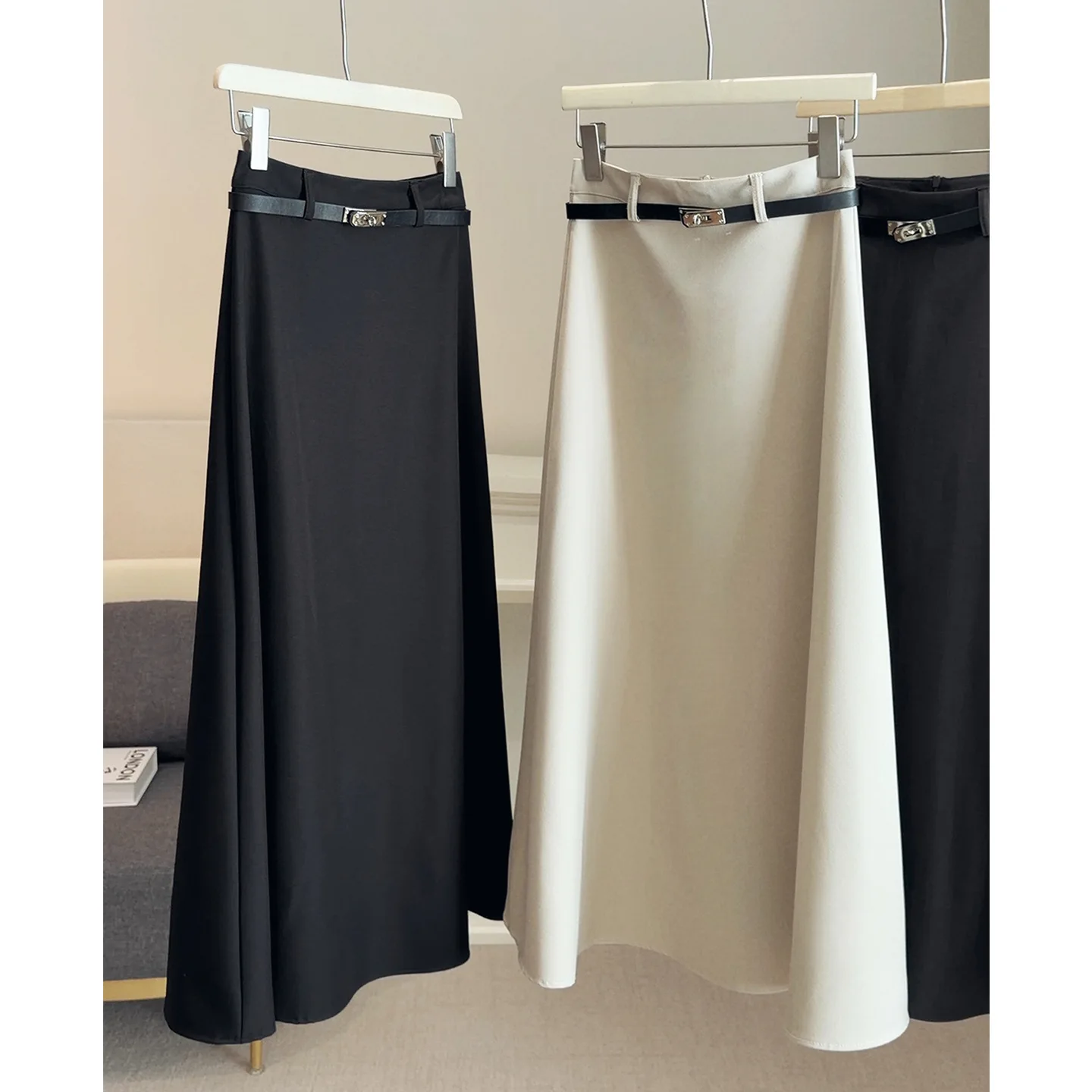 

ALPHALMODA 2026 Весна-Лето, Новинка, Элегантная юбка А-силуэта с высокой талией, драпировкой и эффектом утяжки бедер, для женщин