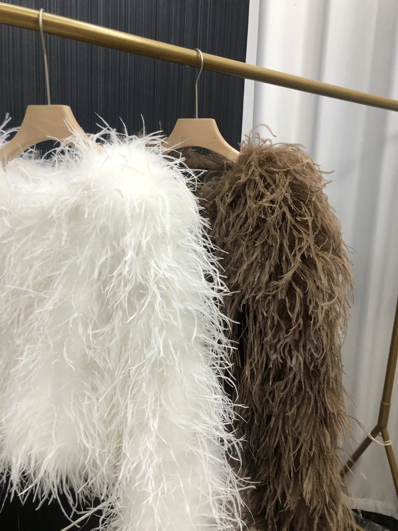 سترة شتوية للنساء معطف ريش النعام الحقيقي متعدد الألوان منفوش دافئ أنثى ناعمة موضة ملابس خارجية للحفلات المسائية في الهواء الطلق