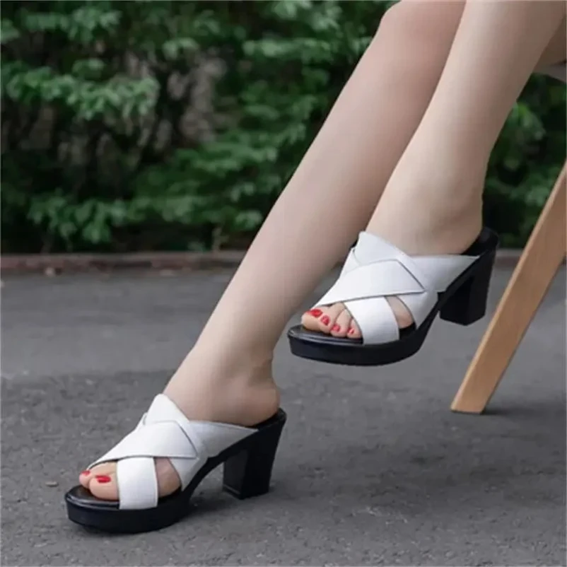 

2025 новые модные сандалии, женские летние тапочки, нескользящая элегантная женская обувь на платформе и среднем толстом каблуке