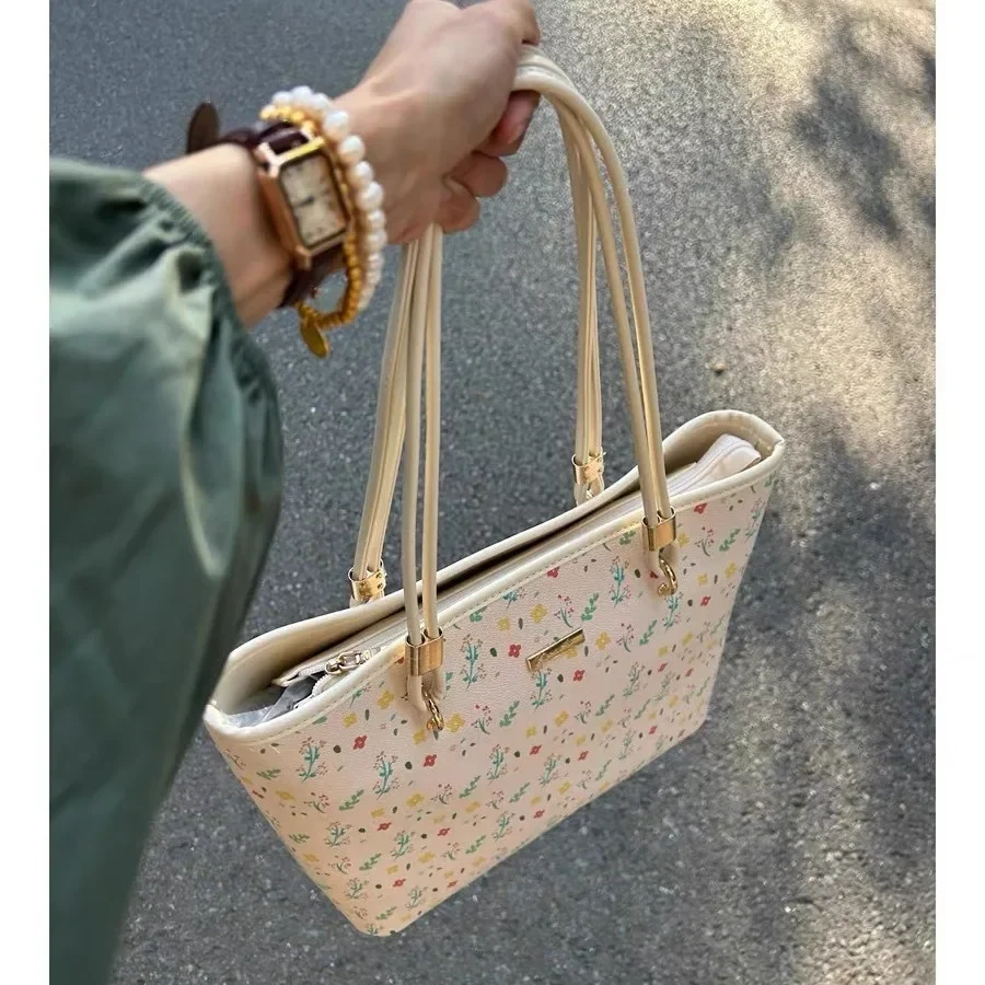 This year\'s popular large-capacity floral bag women\'s 2024 new niche tote bag student commuter shoulder armpit bag