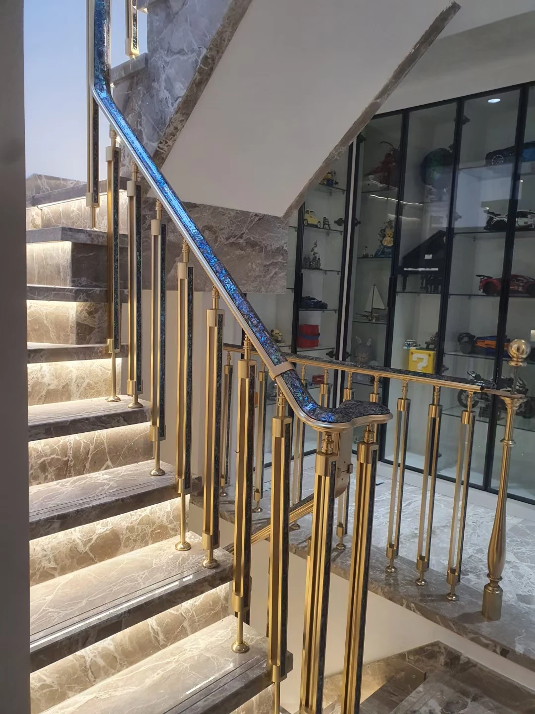 درابزين عالي على الطراز الفرنسي الحديث بحجم مخصص من النحاس والألومنيوم درابزين الدرج المعدني سهل لفندق مستشفى الفيلا