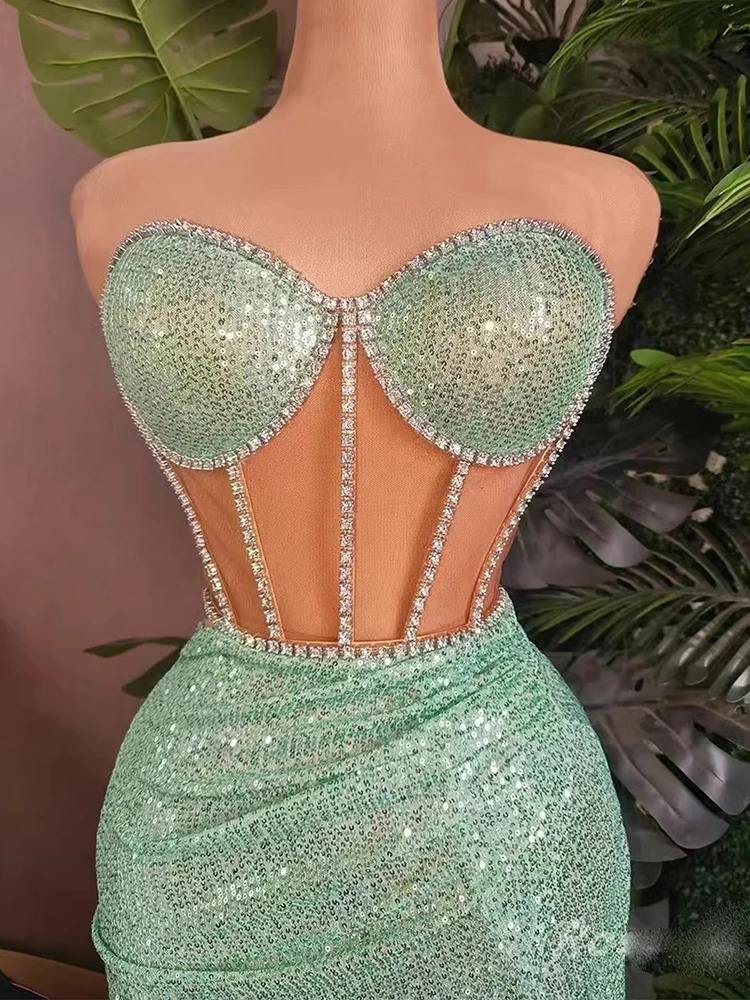 Hoge kwaliteit hot stamping pailletten sexy borst gewikkeld onregelmatige jurk 2025, nieuwe mode aangepaste dameskleding
