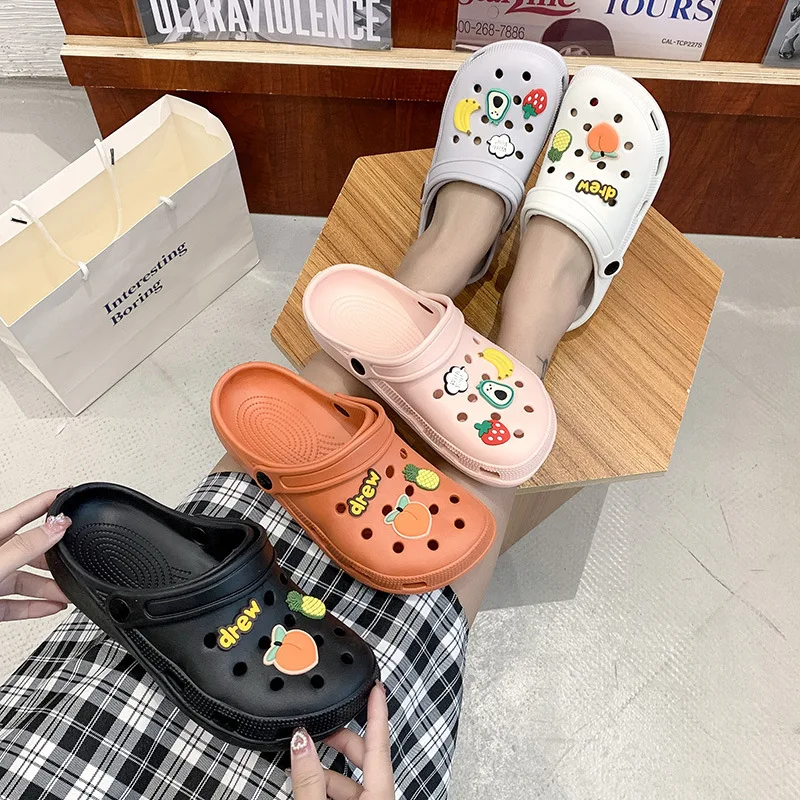 Милые женские тапочки для летней одежды. Новогодняя универсальная толстая подошва, сладкая и мокрая вода, наступление на лайно, пляжная обувь с отверстиями. Милые женские тапочки для летней одежды. Новогодняя универсальная толстая подошва, сладкая и мокрая вода, наступление на лайно, пляжная обувь с отверстиями.