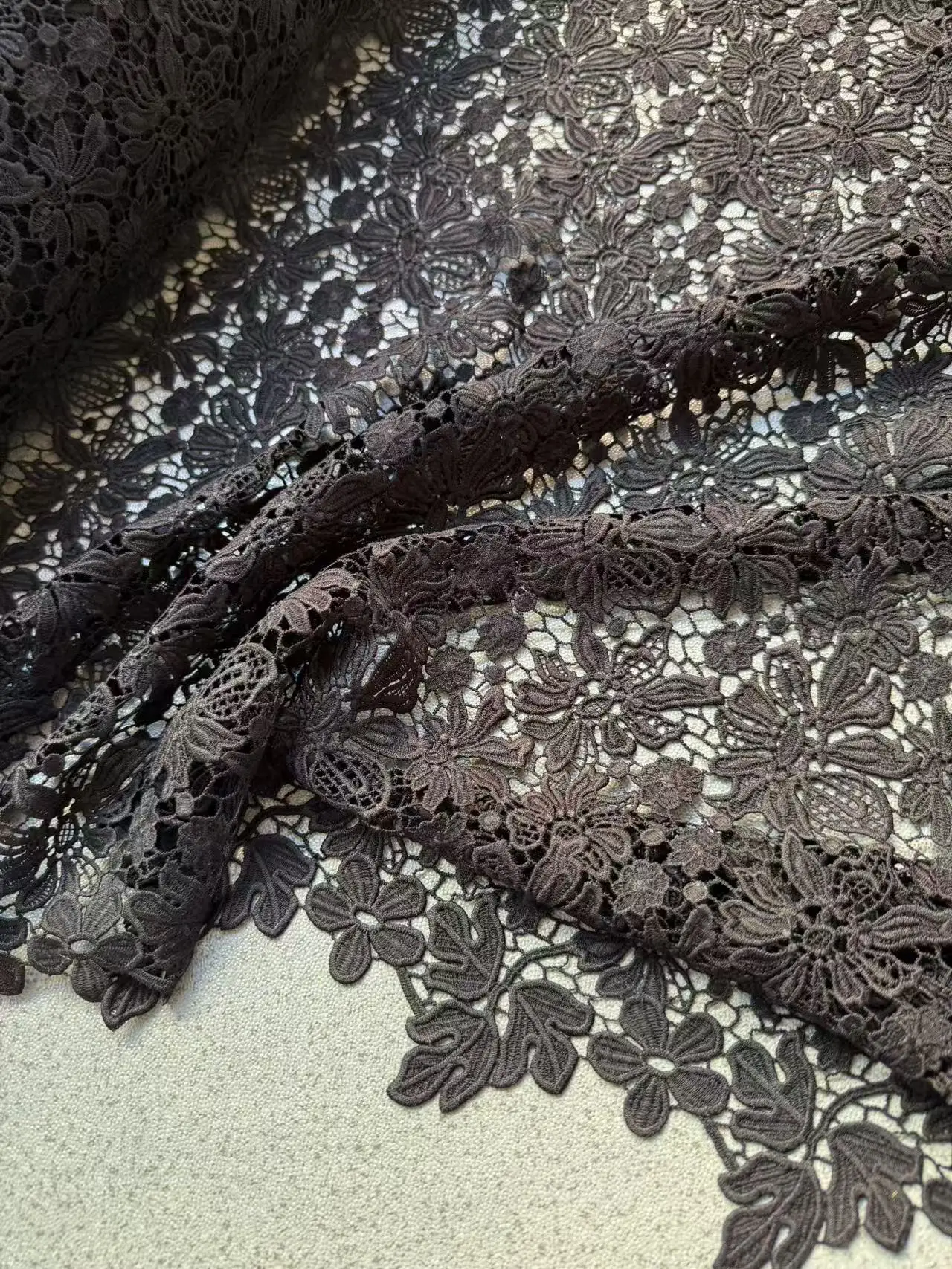 黒色の水溶性刺繍レース生地、高級ドレス、チャイナドレス素材、中空デザイン、カスタムメイドの服に最適