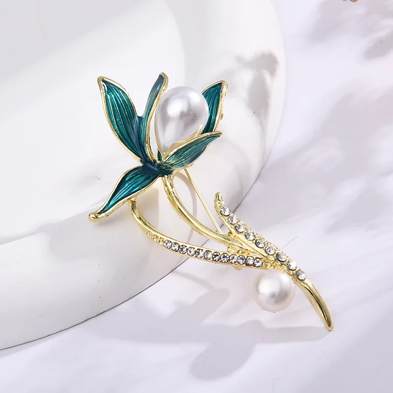 Elegant Women Enamel Orchid Brooches for Girls Rhinestone Pearl Magnolia Flower Clothes Badges Pins Plant Corsage Jewelry Gifts