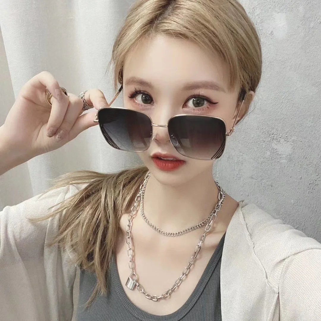 

2025 New Square Sunglasses - Unisex Oversized Frames with UV Protection, Retro Round Face Design, Lightweight Polarized Lenses