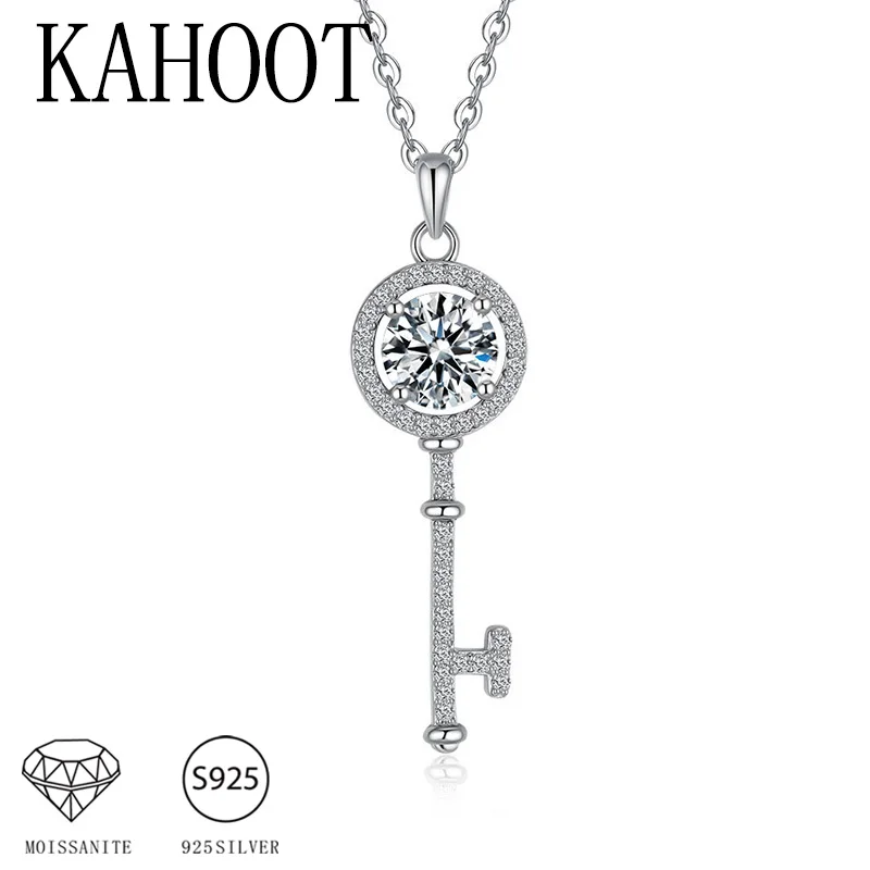 

A 925 sterling silver 1-carat moissanite key necklace, stylish and understated luxury, suitable for everyday wear and as a gift.