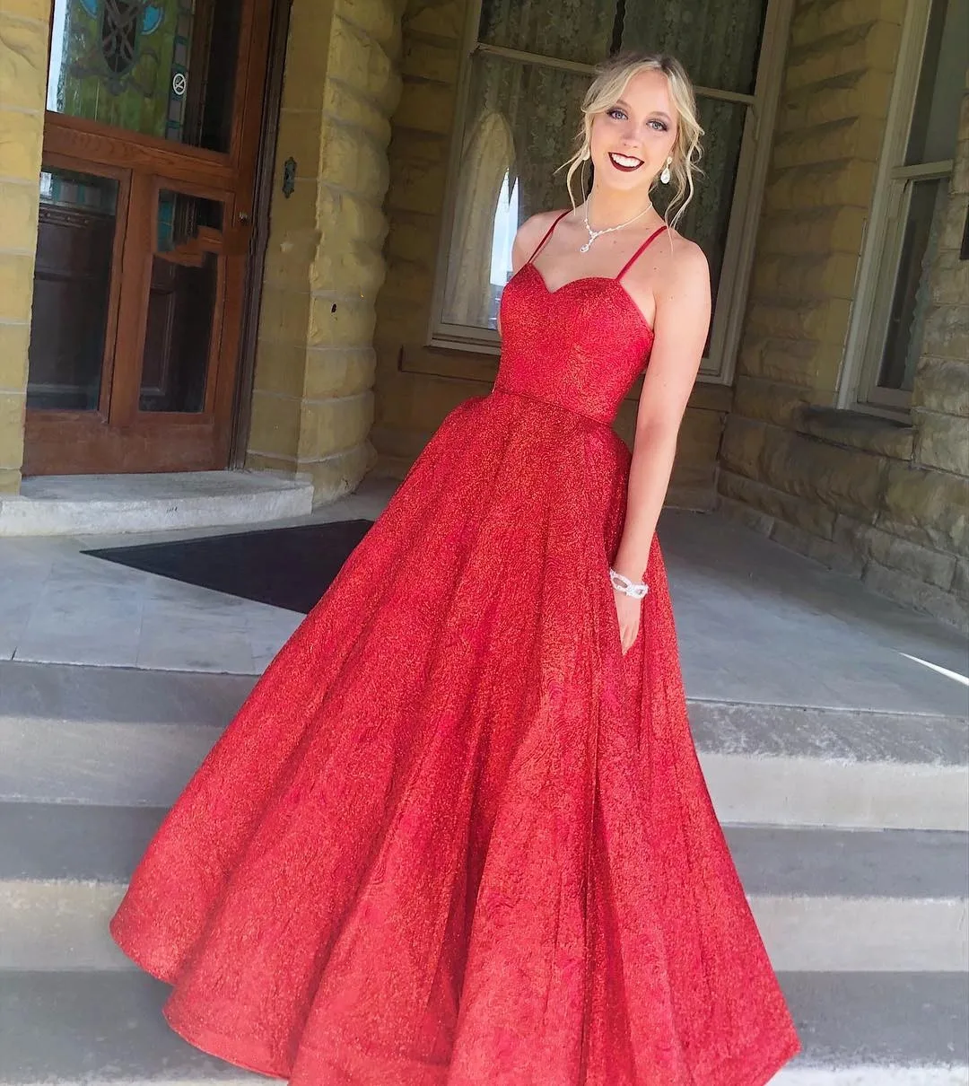 Błyszczące Czerwone Sukienki na Bal Maturalny 2025 Linia A Cienkie Ramiączka Sznurowane Plecy Słodkie Dziewczęce Suknie Wieczorowe na Formalne Przyjęcia Robe De Soiree 2023 Nowe