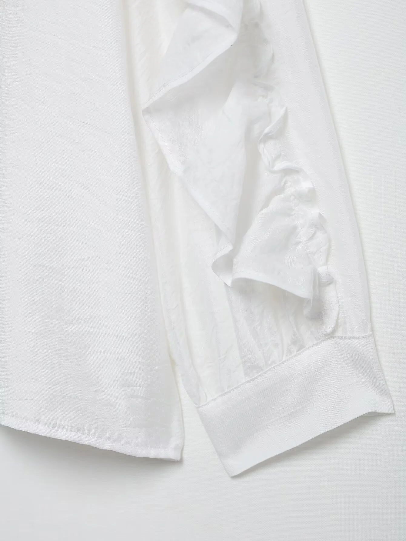 2025 Primavera ed estate nuove donne abbigliamento camicia a maniche lunghe moda decorativa impilata in pizzo verticale