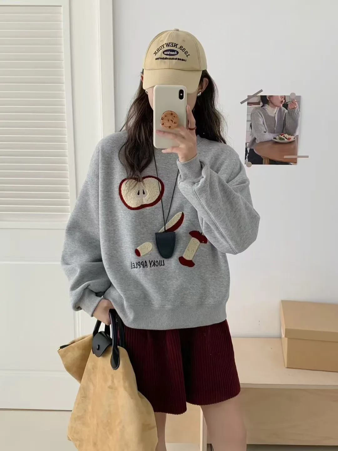 เสื้อสเวตเชิ้ตผู้หญิงผ้าฝ้ายคอลเลคชั่นฤดูใบไม้ร่วงปี 2025 ใหม่ล่าสุด คอกลม แขนยาว ลายพิมพ์ตัดต่อ สไตล์โมริเกิร์ล แนวพรีปปี้ ทรงหลวม ผ้าฟลีซ รุ่น C5O854CC