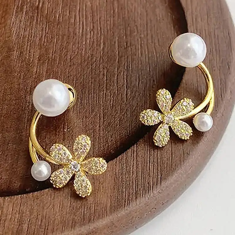 Huitan Ästhetische Blumenförmige Damen-Tropfenohrringe mit eingelegtem glänzendem CZ, elegante künstliche Perlen-Accessoires, Schmuck für Party, Hochzeit