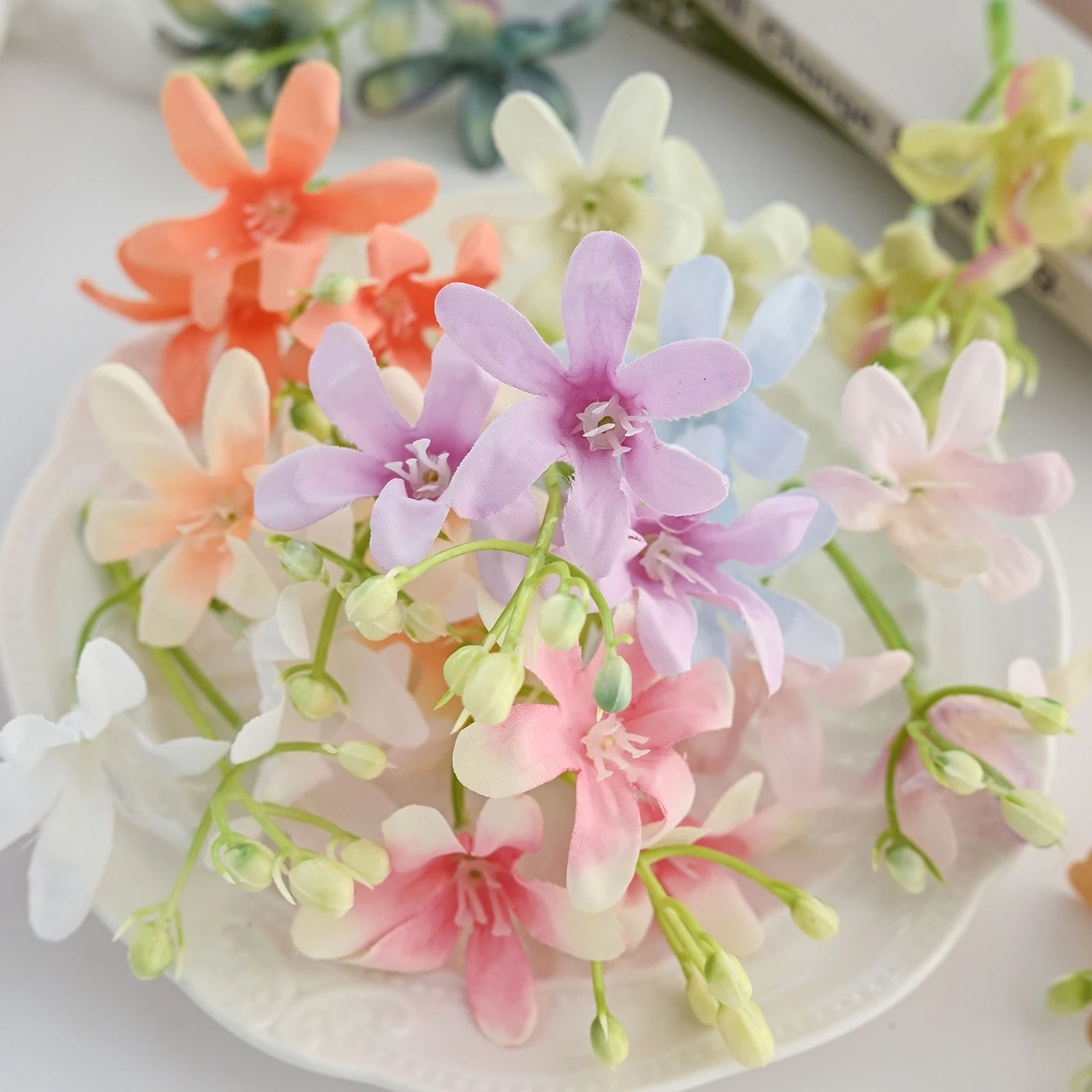 50/100 Stück Künstliche Blumen Günstige Seidenblumen für Zuhause, Hochzeit, Kranz, Dekoration, Weihnachtsbaum, DIY-Geschenke, Süßigkeitenbox, Scrapbooking, Basteln – Detail 1
