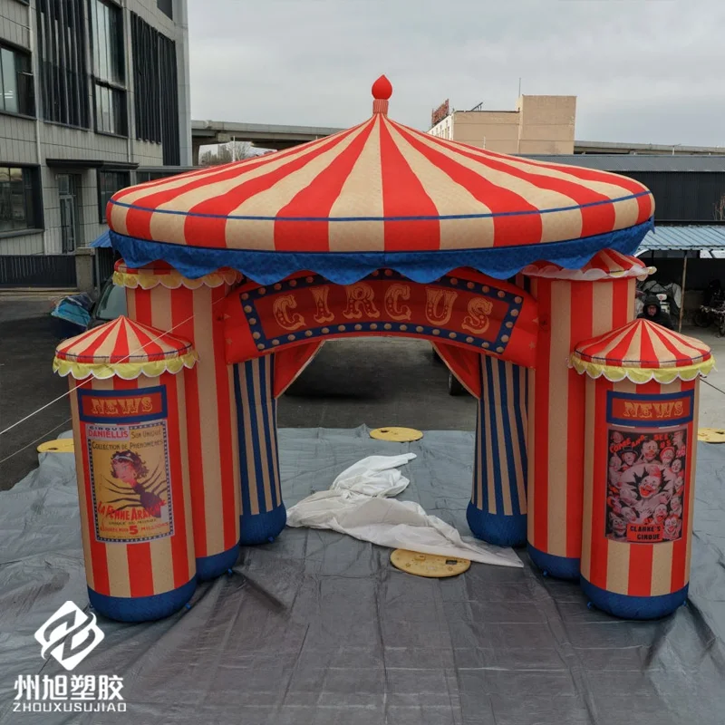 Ein riesiger aufblasbarer Zirkusbogen, ausgestattet mit einem Gebläse, als Dekoartikel für Zirkusaufführungen im Freien