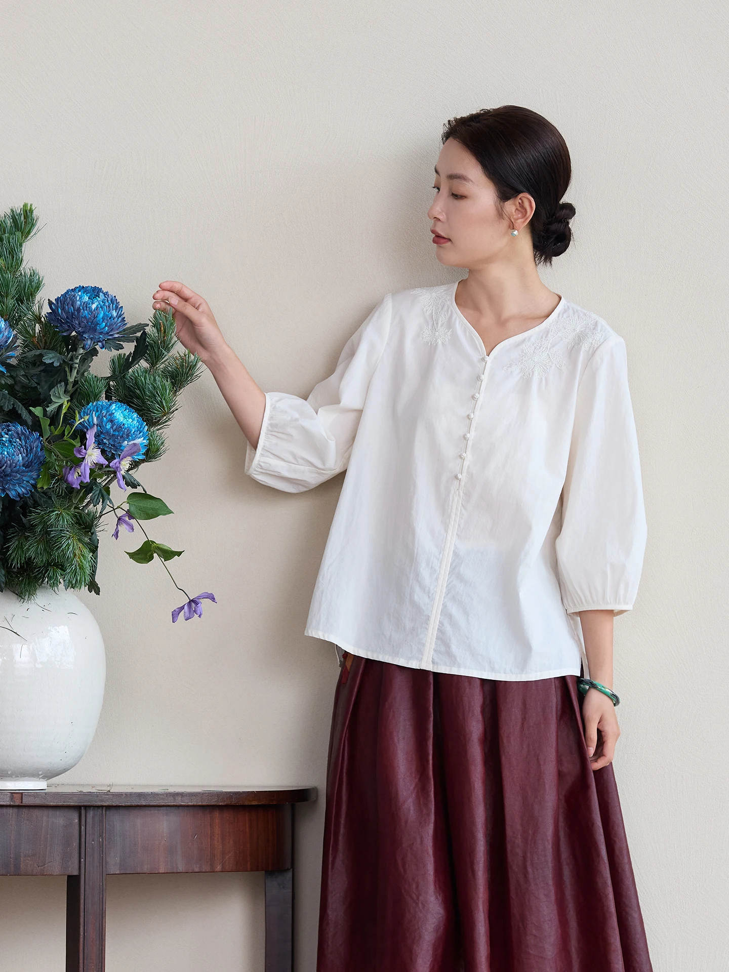 

Оригинальный топ из чистого хлопка с ручной вышивкой и V-образным вырезом от Jixiang, мягкий, приятный для кожи, универсальный, в китайском стиле, для женщин.