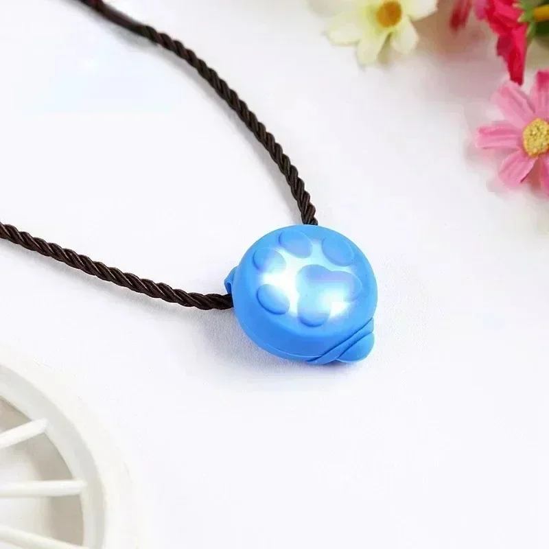 Collier LED coloré pour chien et chat, pendentif lumineux, lampe de poche, sécurité nocturne, collier de leader pour animaux de compagnie, brillant,