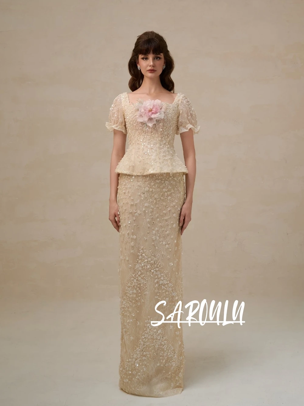 

Винтажное кружевное вечернее платье цвета шампань с бисером, состоящее из двух частей, с корсетной спинкой, романтичное, прямого кроя, с 3D цветочными элементами