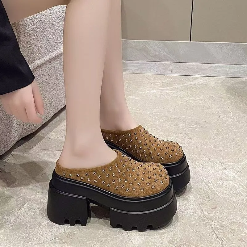 

Новинка 2023 года, женские шлепанцы на платформе с заклепками, модные босоножки на массивном высоком каблуке, удобные туфли-мулы с круглым носком в римском стиле