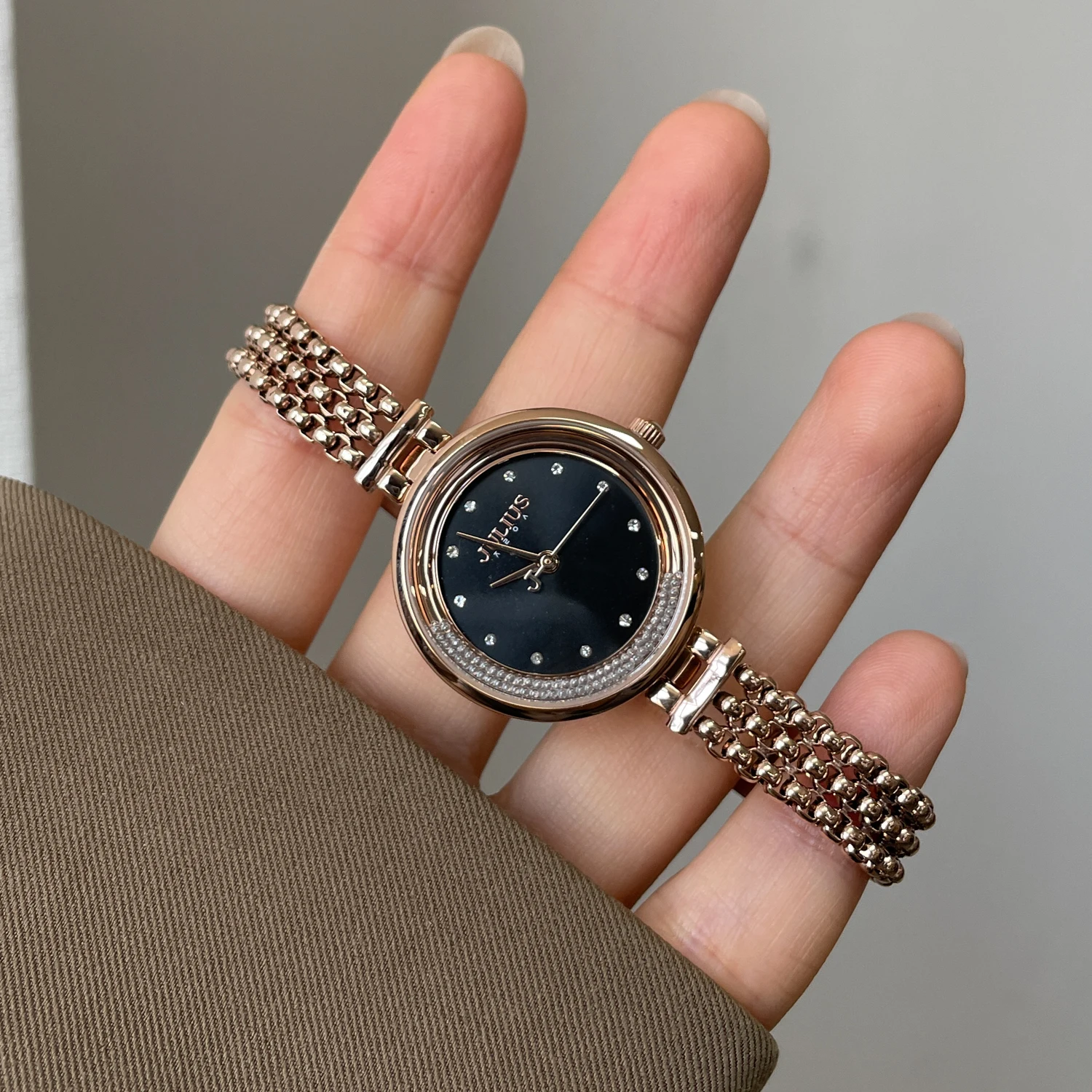 

Elegant women's wristwatch, artistic women's watch, high-value and classy 2025 new style gift, women's accessory