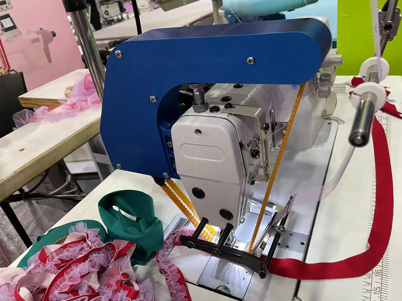 Trending pleated stitch fabric folding drive device professional lockstitch / overlock ruffling wrinkle sewing