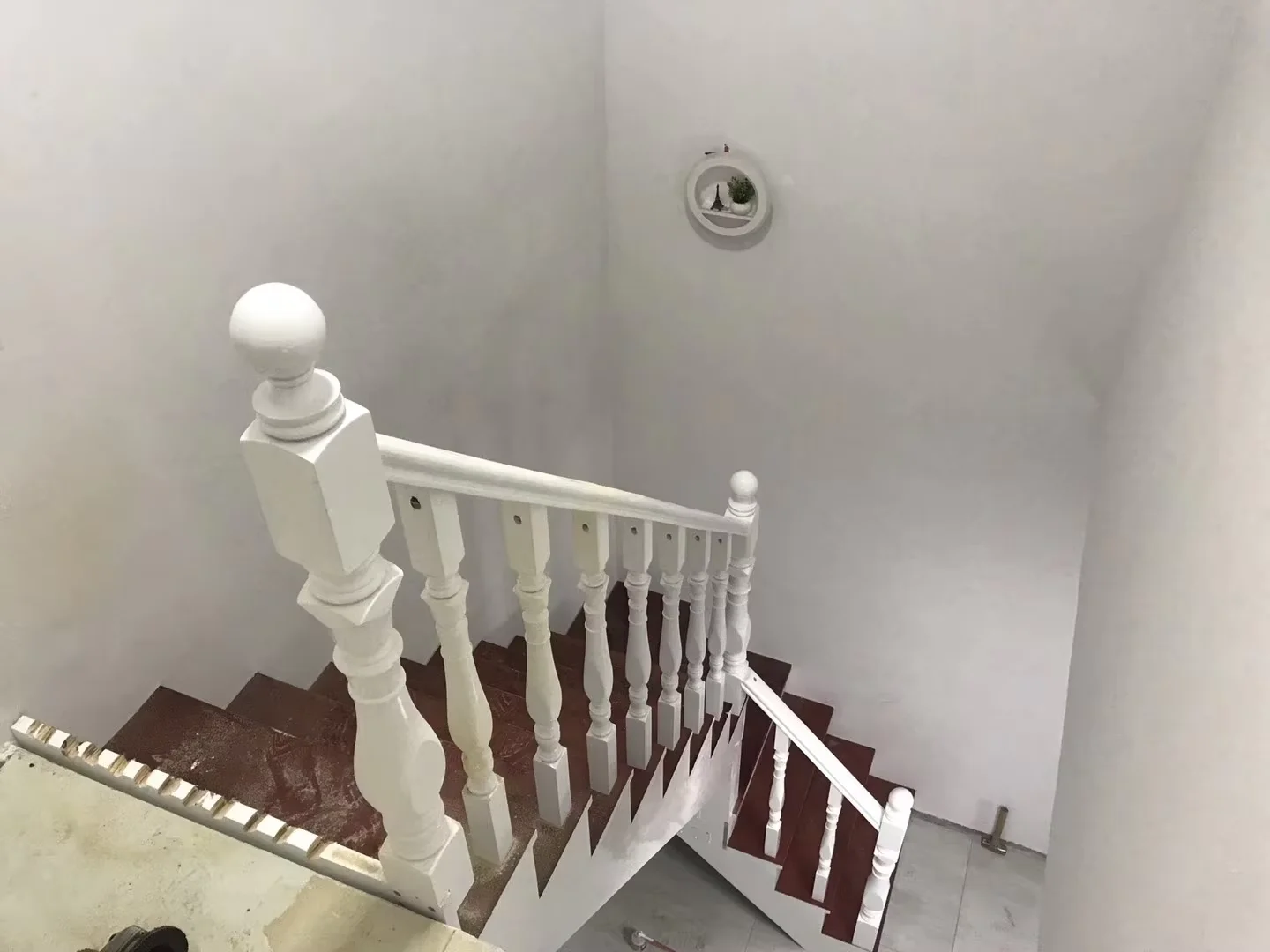 تخصيص درج من الخشب الصلب بتصميم حديث، درج زاوية عائلي داخلي متين للاستخدام في المنازل والمكاتب