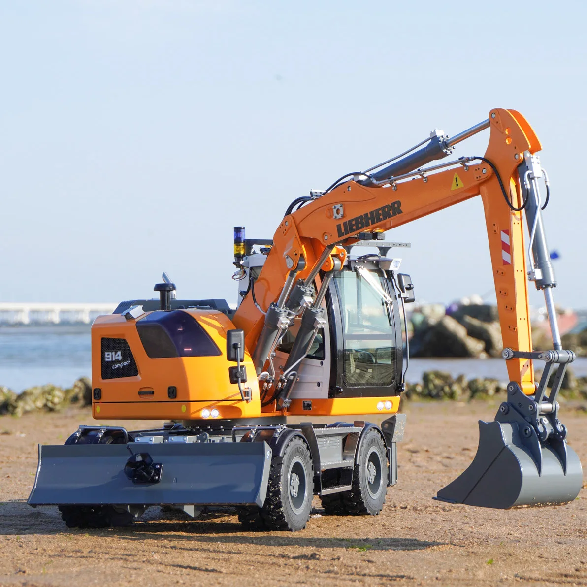 CUT-914 1/14 RC Wheeled Hydraulic Excavator All-Terrain Engineering Vehicle Remote Control Hydraulic Excavator Model Toys