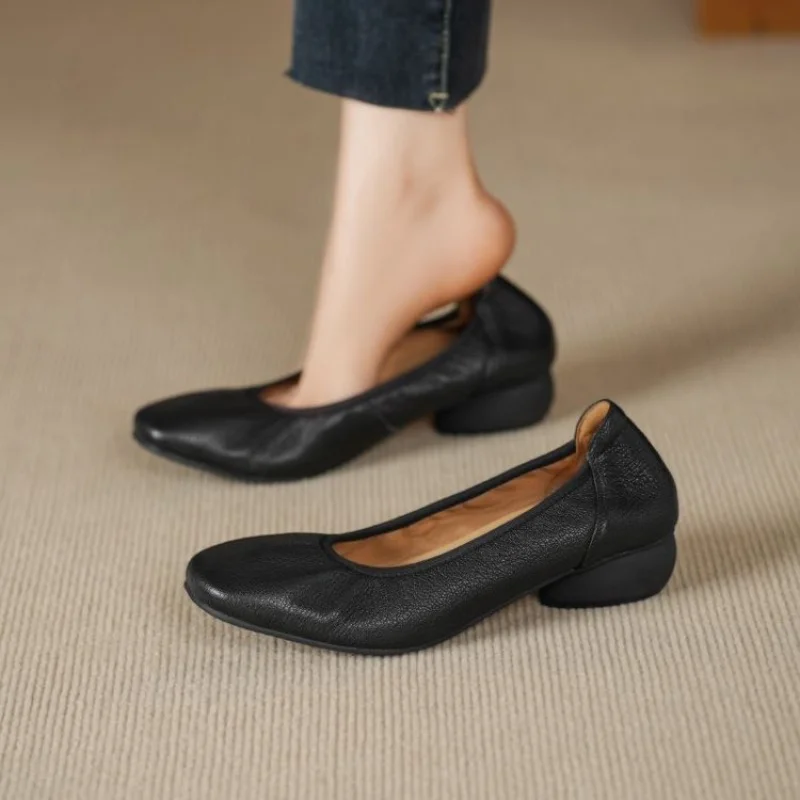 2025 Nuevos zapatos planos de tacón bajo de corte bajo para mujer, cuero suave y suela suave, punta redonda, elegantes y cómodos, zapatos sin cordones para mamá