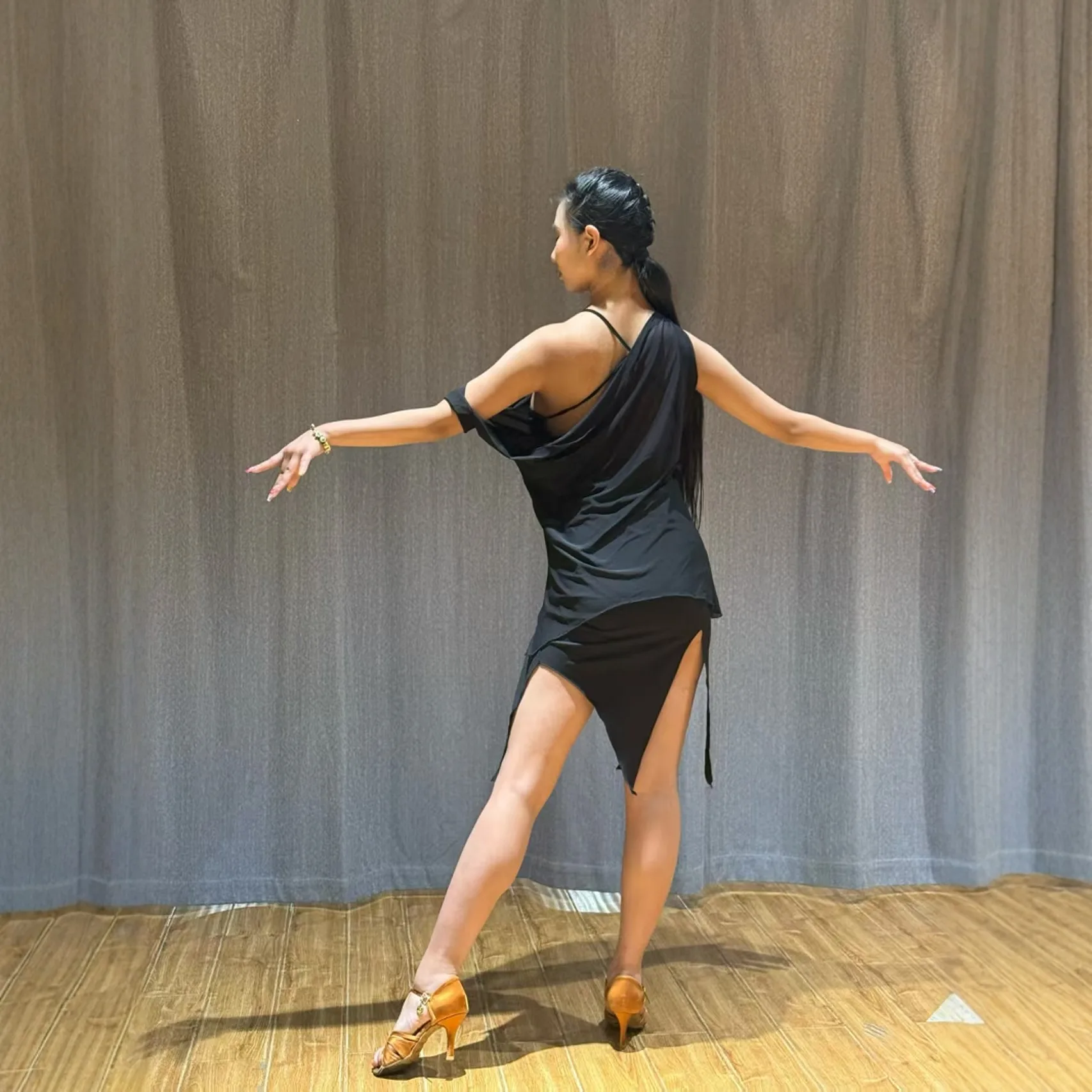 2025 Abiti da ballo latino Donna Adulto Spalla inclinata Top Gonna irregolare Abiti da pratica neri Rumba Samba Abbigliamento da ballo DNV23287