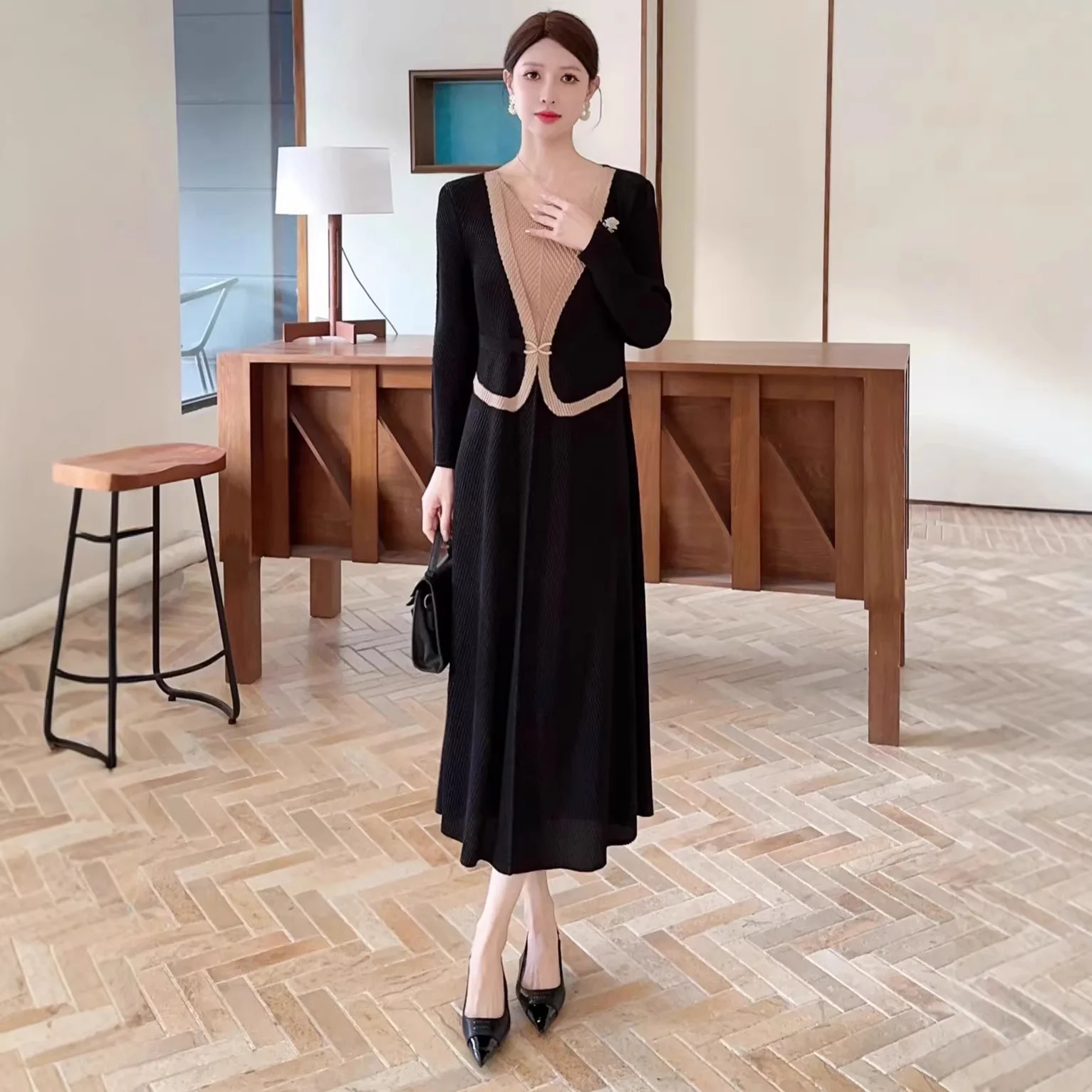 

Miyake Fashion Temperament Fish Scale Pleated Dress Women's Winter New Fake Two-piece Long-sleeved V-neck Pleated Long Dress