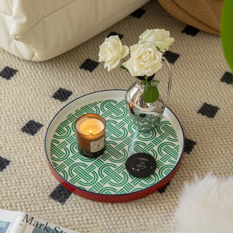 أريكة مغربية قديمة بجانب عدد قليل من طاولات الخشب الصلب ورف صغير بجانب السرير والقهوة وشرفة صغيرة مستديرة #4