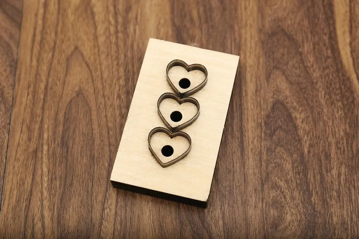 

- Стальная линейка в форме трех сердец, форма для резки кожи, стальной дырокол, сделай сам, кожаная бумага ручной работы, художественные ремесла