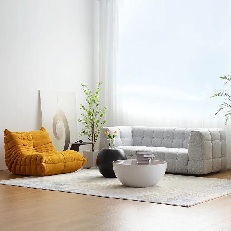 クラウドソファ、小さなアパートのリビングルーム、クリーム色の家具スタイル、フレンチラムウール、ファブリック、アパートホテル