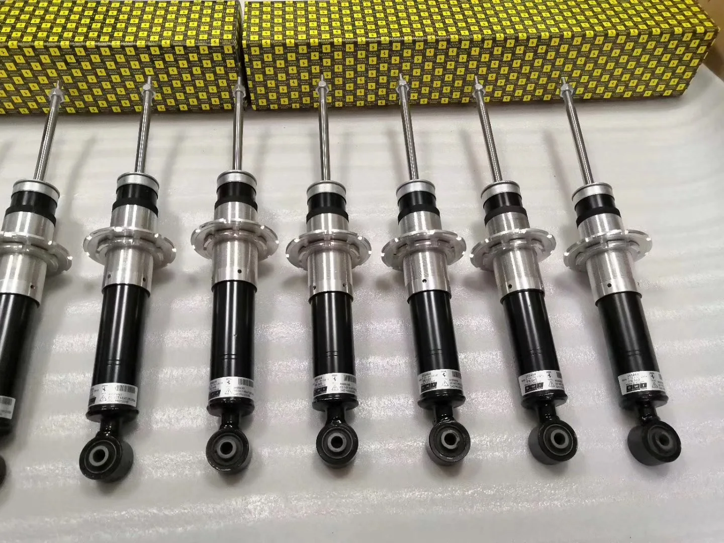 High Quality New Shock Absorber for Ferrari 458 Italia Spider Speciale OEM 301450 255863 255864