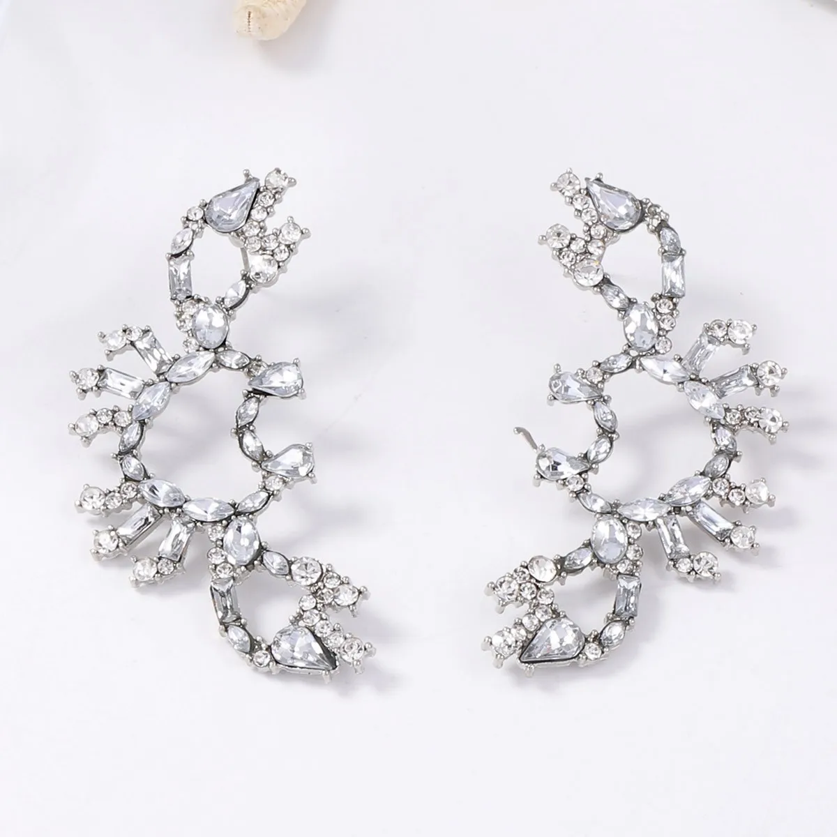 Leisure ocean vacation style exquisite light luxury super flash full diamond alloy hollow exaggerated crab earrings women's earr